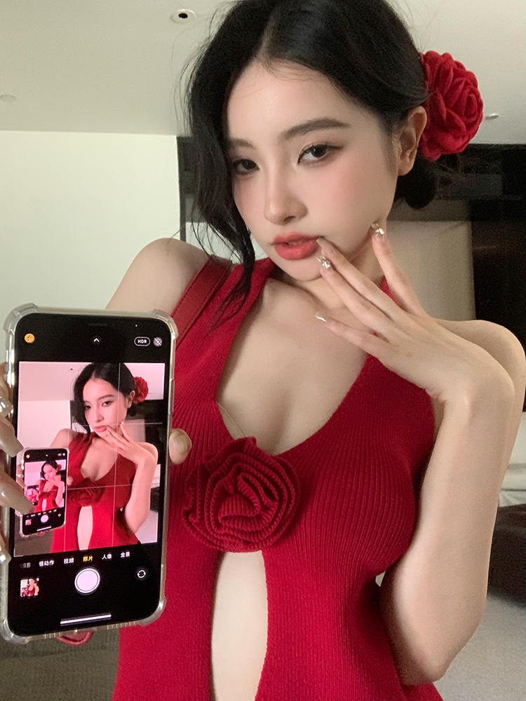 Three-dimensional flower knitted halterneck camisole for women in summer v-neck sweet hottie sexy red beautiful back outer top