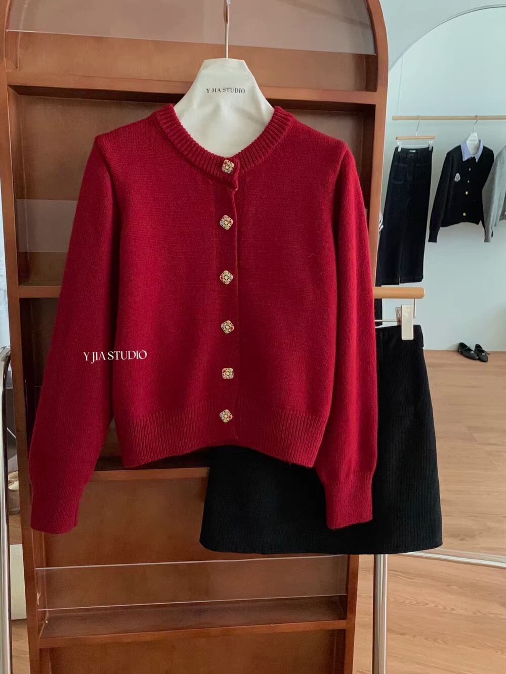 Korean style high-end diamond buttoned temperament versatile round neck sweater for women early spring 2024 new red knitted cardigan