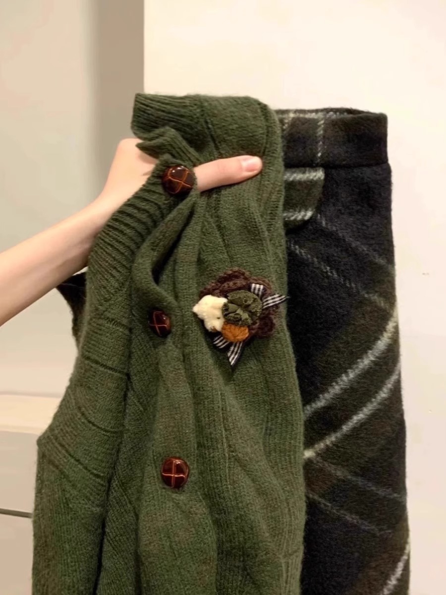 High-end retro green sweater for women 2024 new autumn and winter lazy twist cardigan sweater top