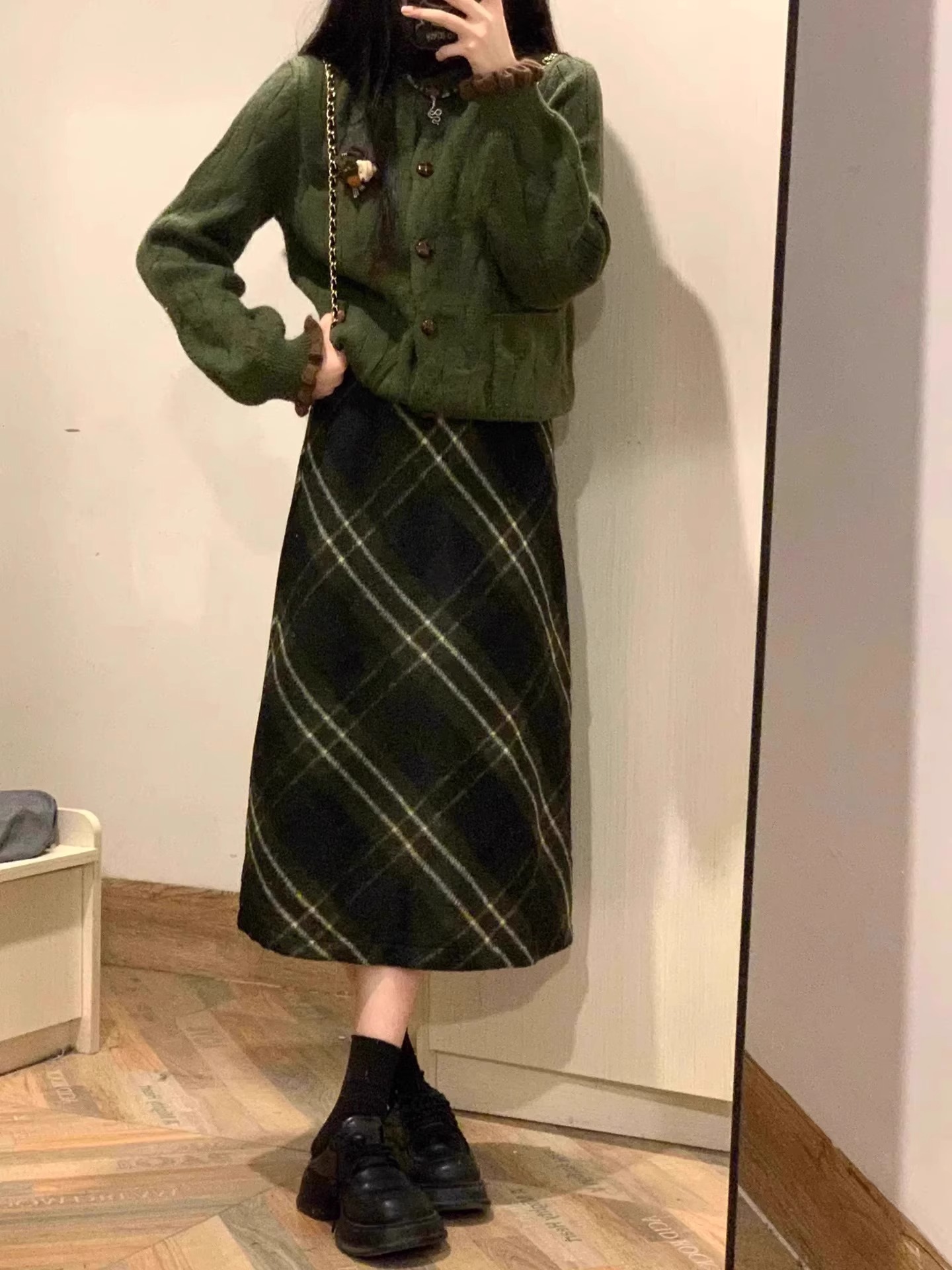 High-end retro green sweater for women 2024 new autumn and winter lazy twist cardigan sweater top