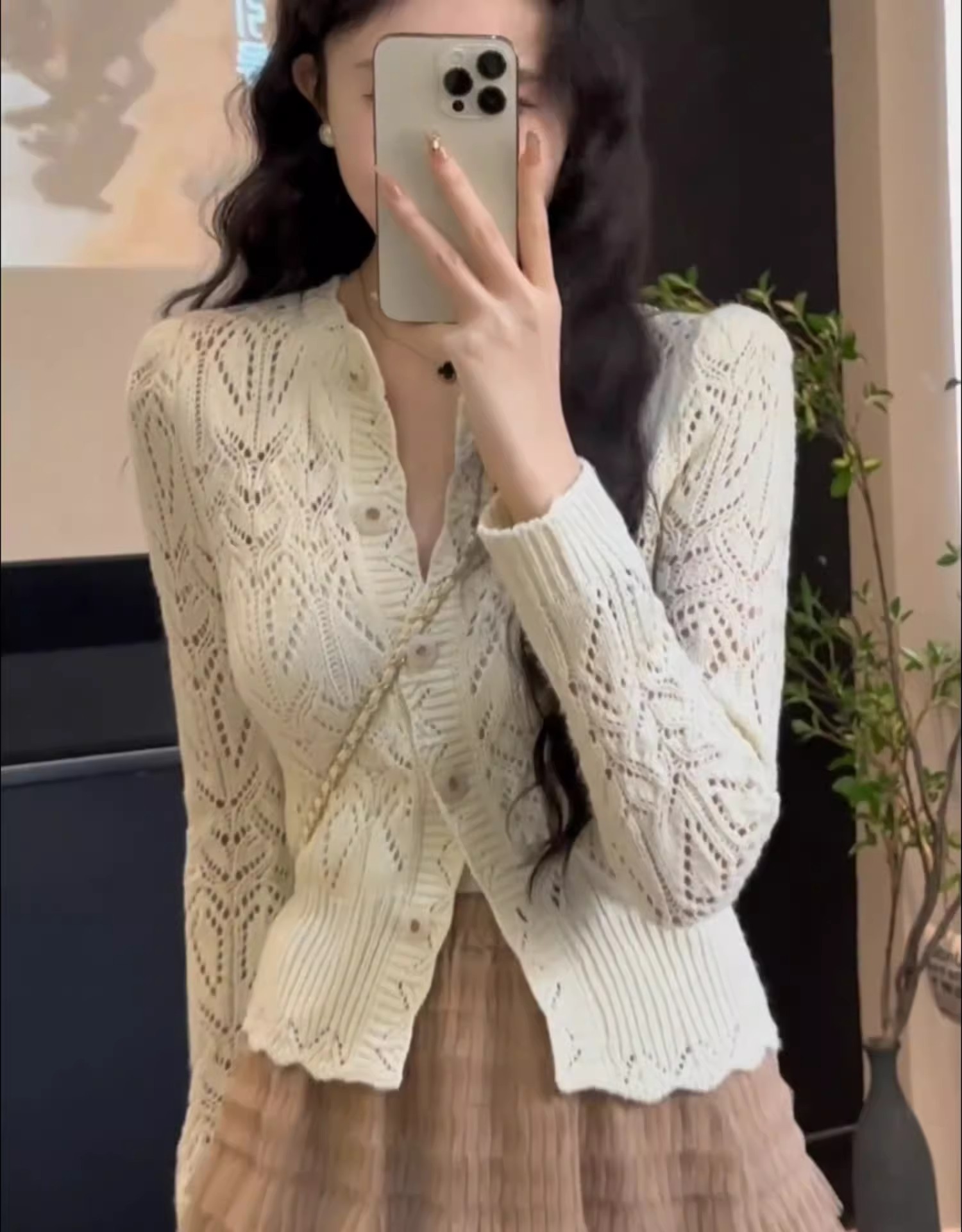 [Queen of Temperament] Designed apricot crochet hollow sweater for women 2024 new single-breasted cardigan top