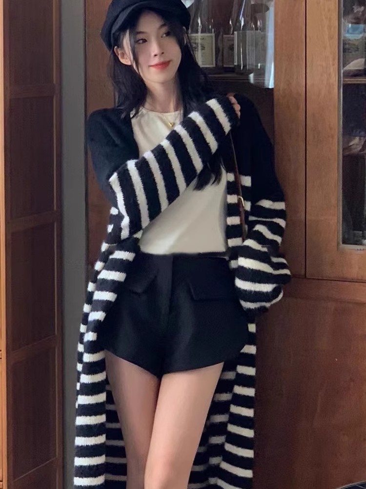 Black and white striped contrasting knitted jacket for women's winter outerwear Korean style gentle coat high-end sweater cardigan mid-length