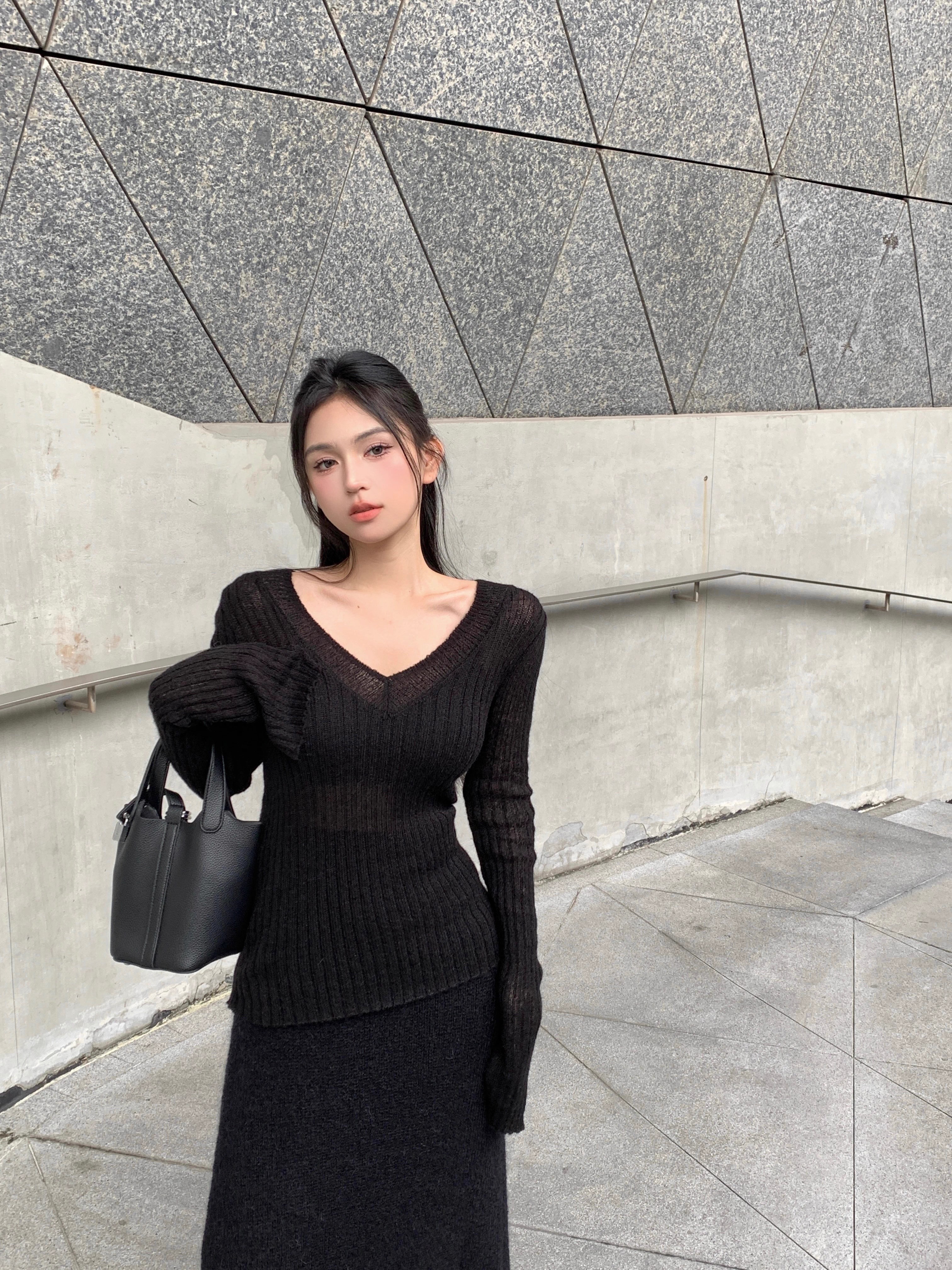 Autumn and winter new style lazy slit knitted bottoming shirt with v-neck slim long-sleeved sweater top for women