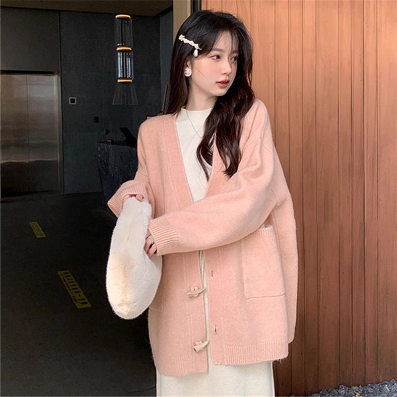 Pink horn button sweater jacket for women in autumn and winter, gentle style, loose outer wear, high-end and super good-looking knitted top