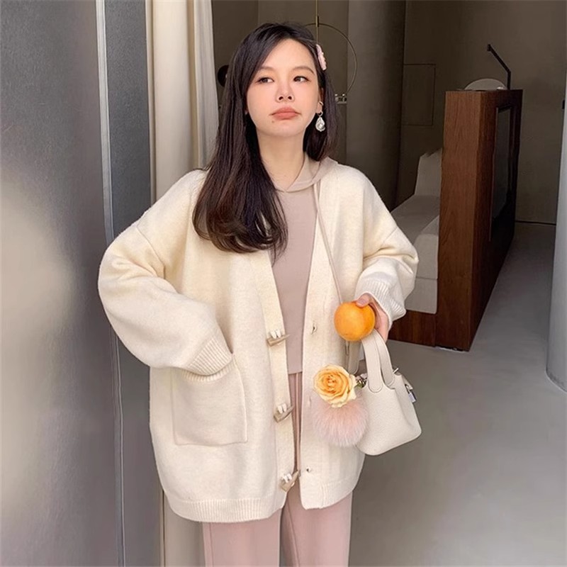 Pink horn button sweater jacket for women in autumn and winter, gentle style, loose outer wear, high-end and super good-looking knitted top