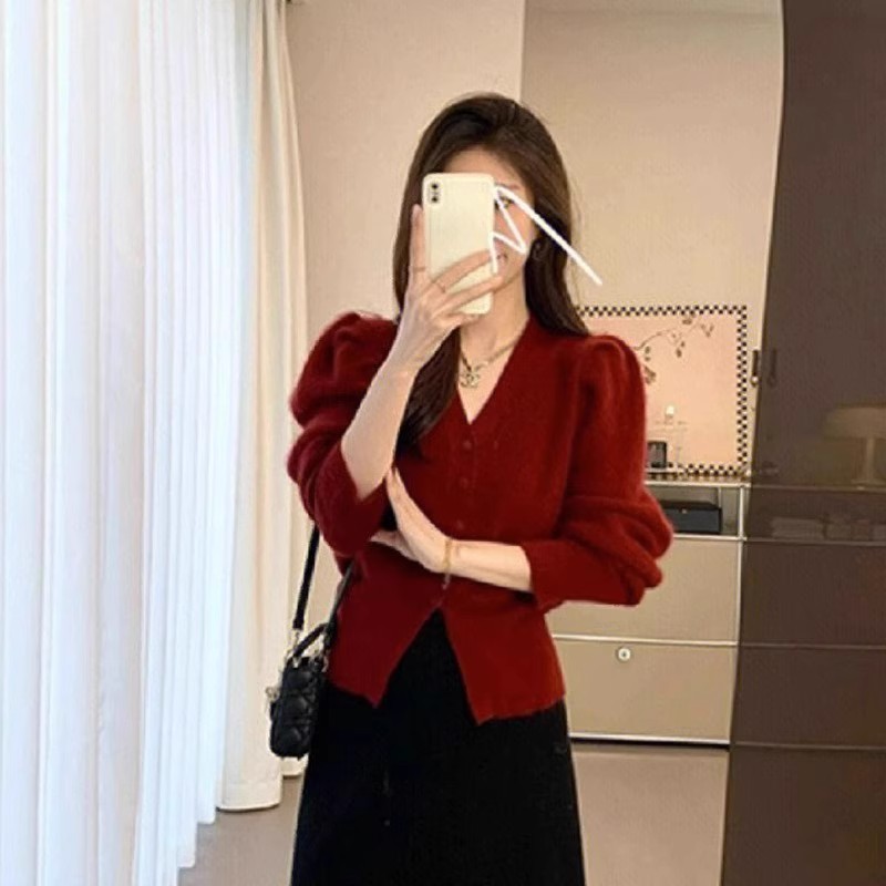 New Year's jersey Xiaoxiangfeng red sweater jacket women's design niche fashion knitted cardigan bottoming shirt top