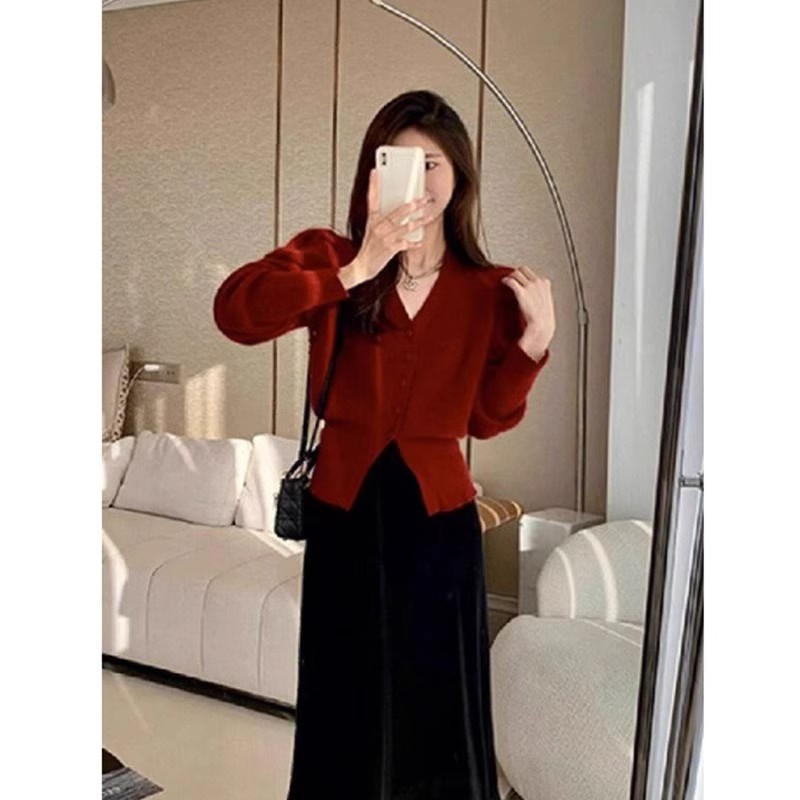 New Year's jersey Xiaoxiangfeng red sweater jacket women's design niche fashion knitted cardigan bottoming shirt top