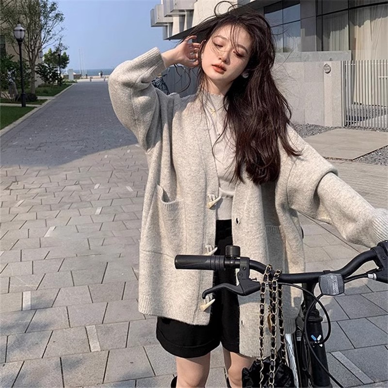 Pink horn button sweater jacket for women in autumn and winter, gentle style, loose outer wear, high-end and super good-looking knitted top