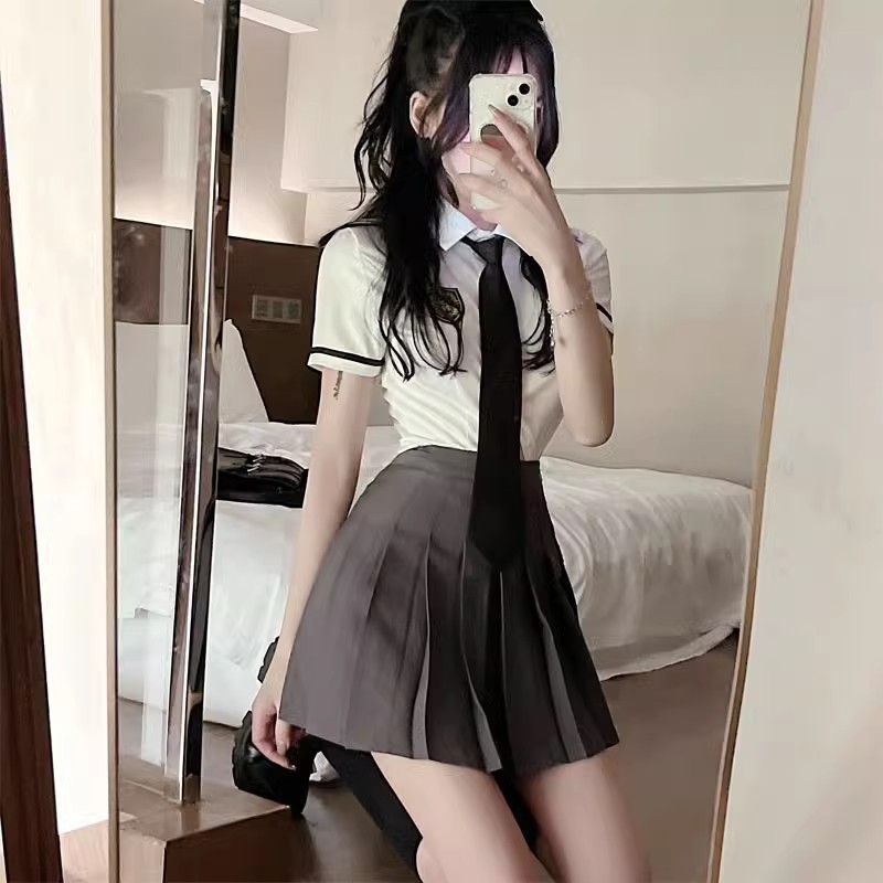 女生头像校服穿裙子图片