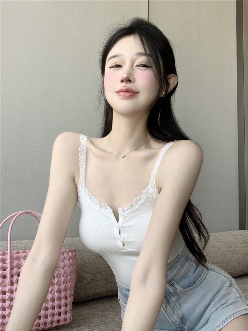 女生穿短袜 小背心图片