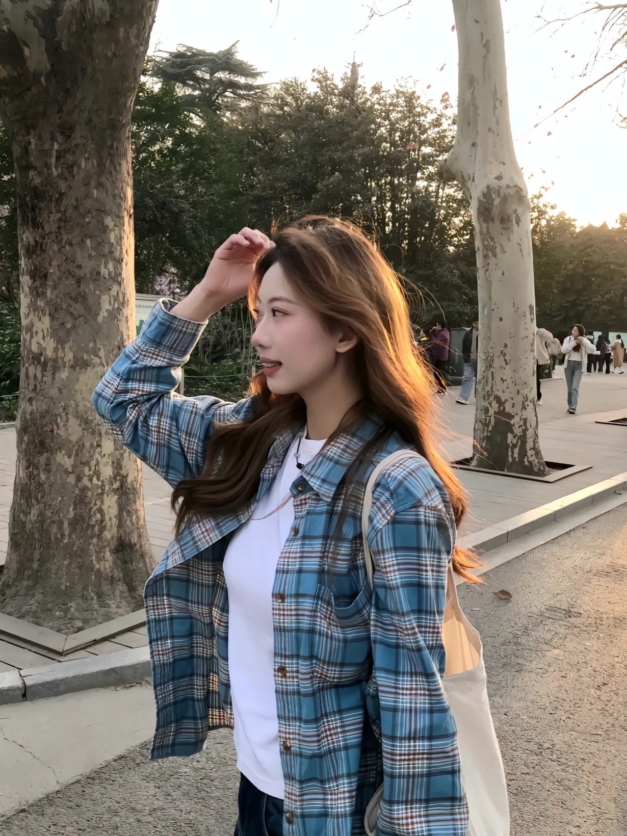 Korean light luxury milk blue plaid shirt for female students to wear loose, slim and versatile bottoming shirt to wear outside