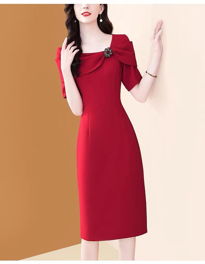 设计感披肩红色连衣裙女2024夏季新款收腰显瘦正式场合包臀裙 
