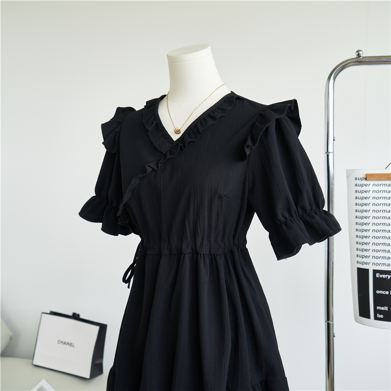 [Real shot] French V-neck dress for women to look slim in summer, niche temperament, Hepburn style little black dress design