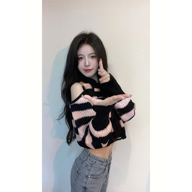 [Real shot] Autumn pink and black striped sweater for women, sweet new loose off-shoulder chain short hole sweater winter