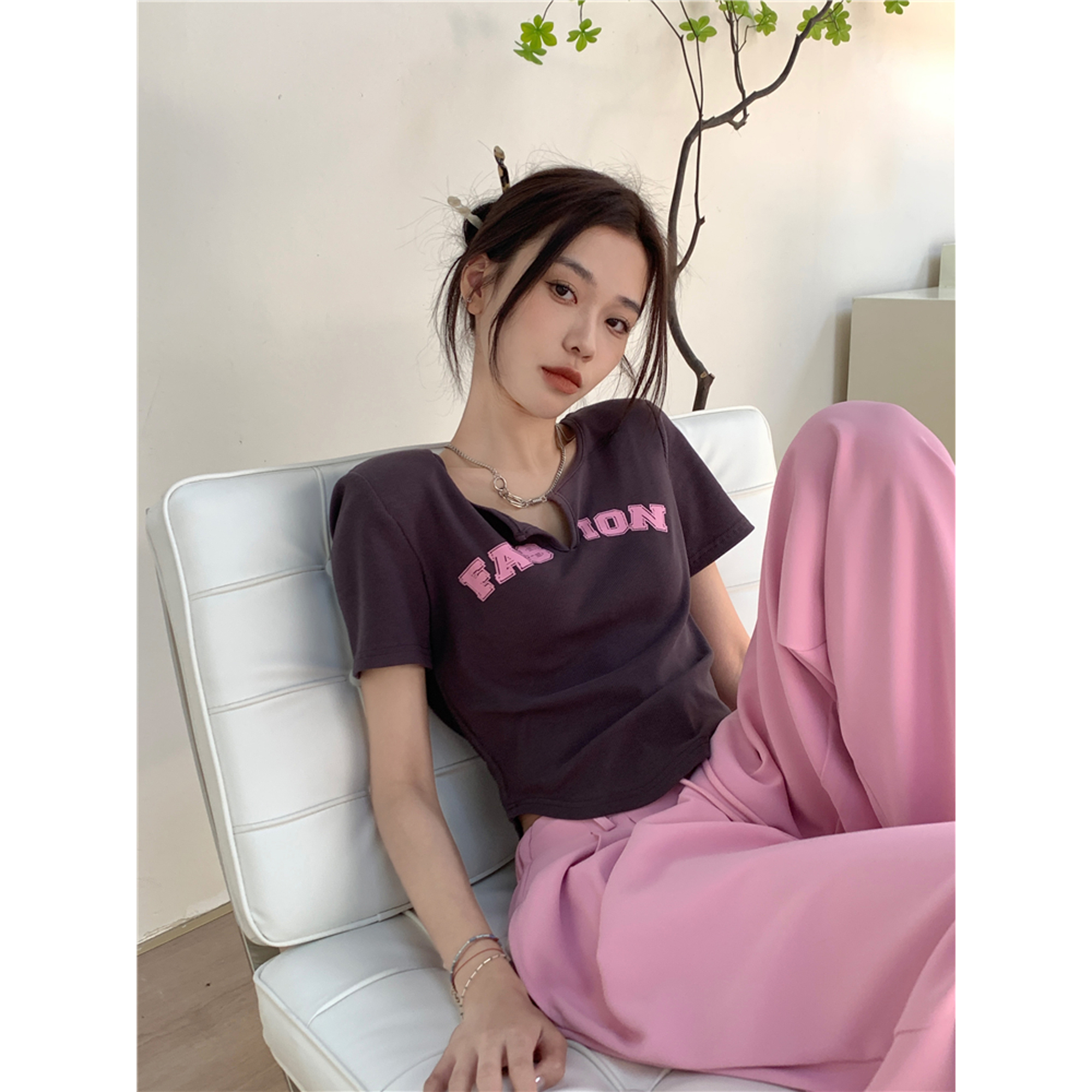 【】Hot girl chic V-neck short-sleeved T-shirt women's summer slim-fitting short design bottoming top