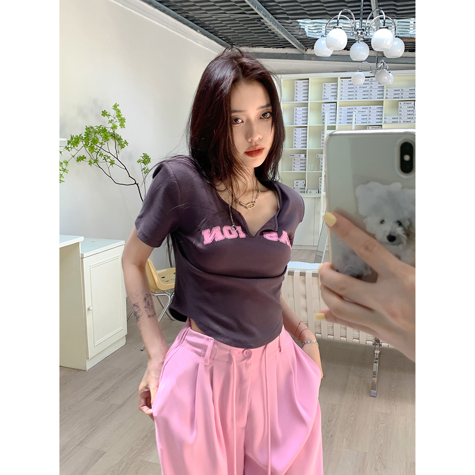 【】Hot girl chic V-neck short-sleeved T-shirt women's summer slim-fitting short design bottoming top