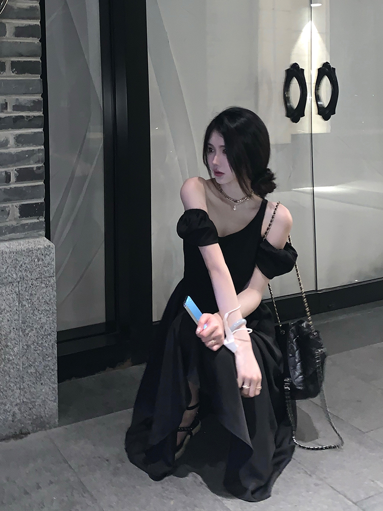 Pure desire black short-sleeved dress women's waist-cinching temperament design niche off-shoulder long dress summer 2024 new style