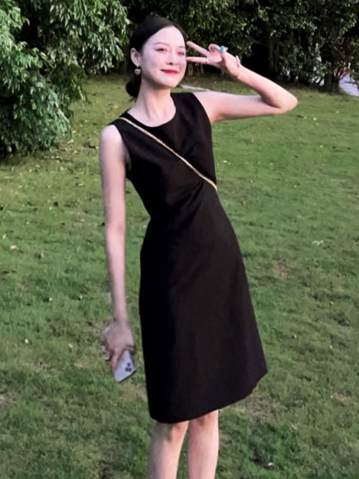 Hepburn black sleeveless dress, feminine commuting summer new small waist slim vest dress little black dress