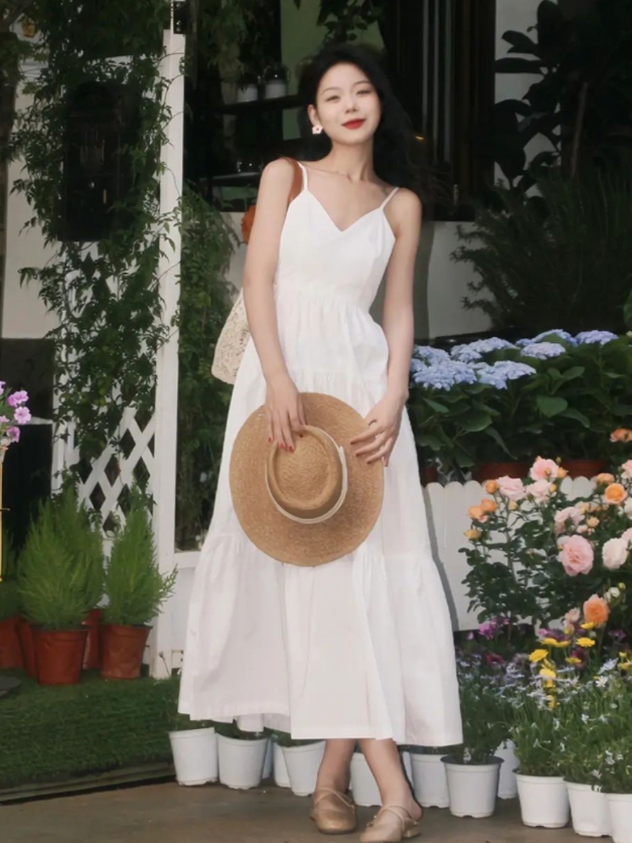 2024 new summer style French V-neck white suspender dress for women with waist design and niche temperament small skirt