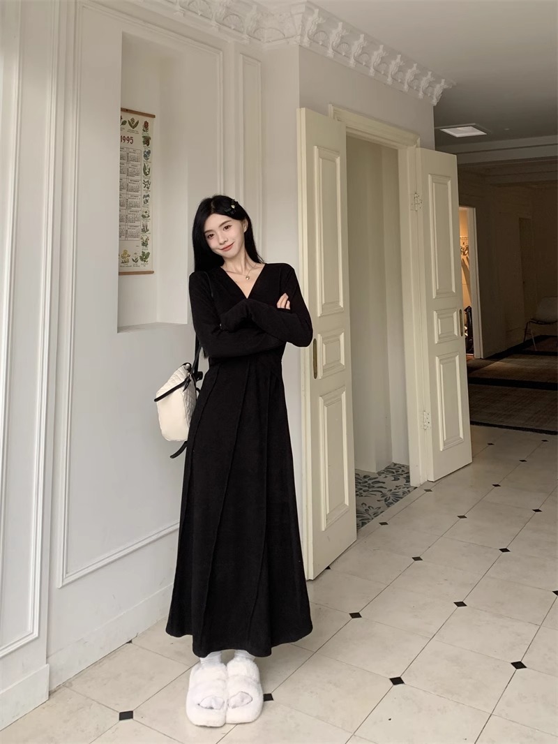 Large size French gentle V-neck knitted dress for women in autumn, with a high-end sense for fat mm, waist slimming and temperament long skirt