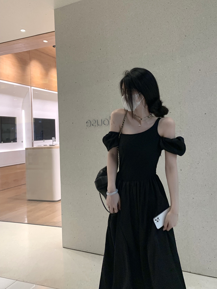 Hepburn style black short-sleeved dress for women, waist-cinching temperament design, niche off-shoulder long dress, summer 2024 new style