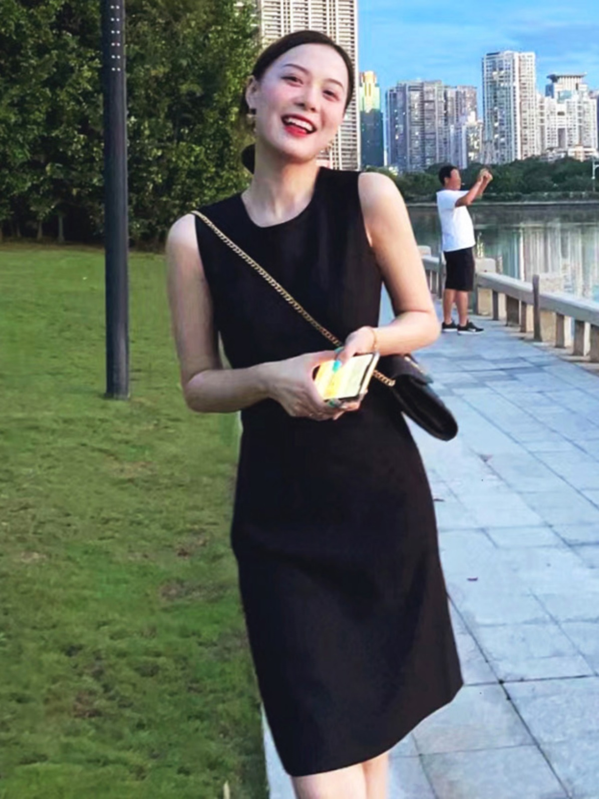 Hepburn black sleeveless dress, feminine commuting summer new small waist slim vest dress little black dress