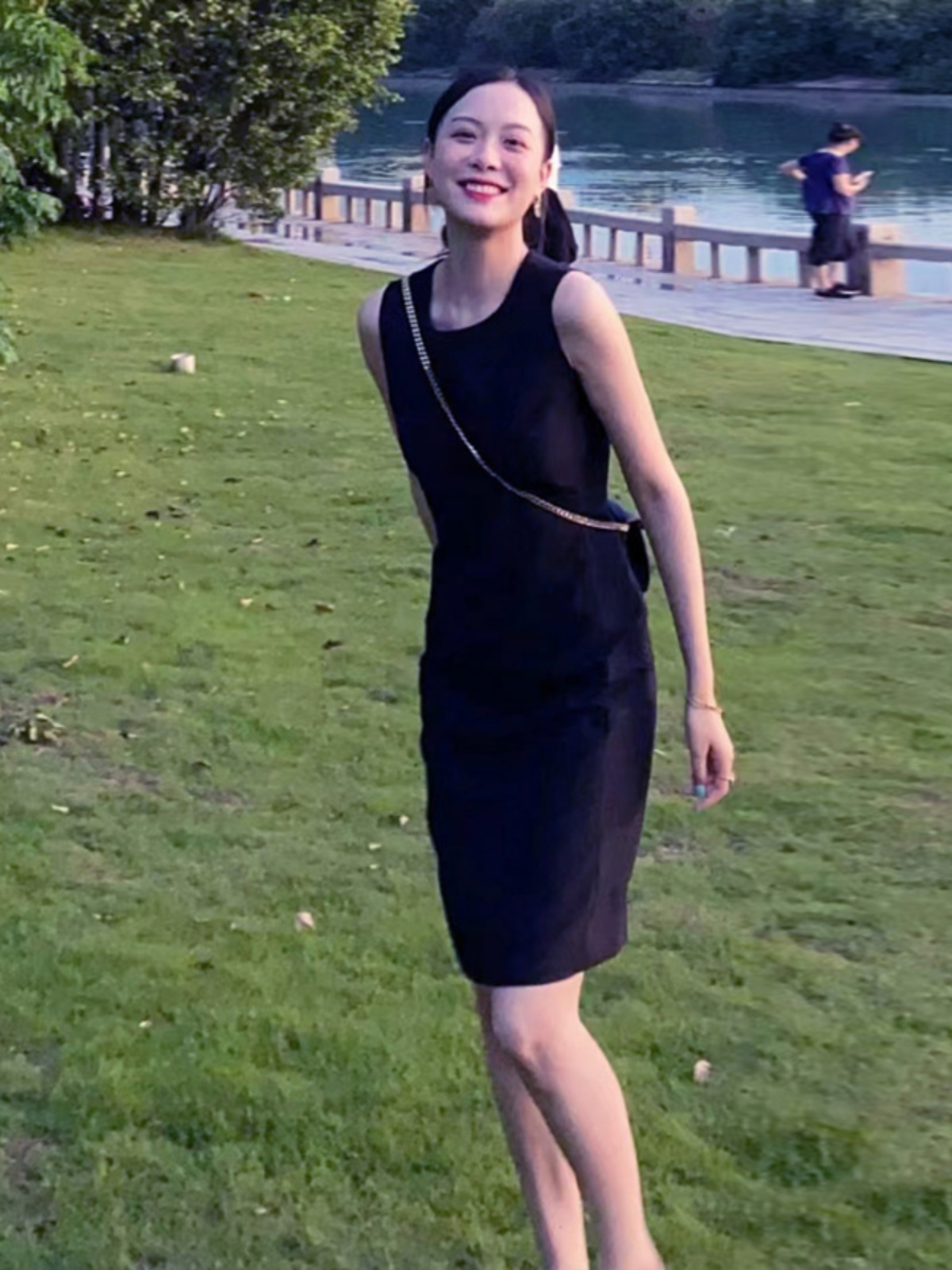 Hepburn black sleeveless dress, feminine commuting summer new small waist slim vest dress little black dress