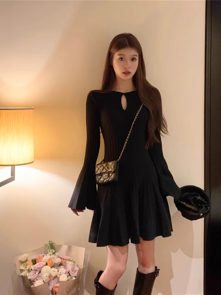 Hollow trumpet sleeve knitted dress for women autumn and winter bottoming waist A-line skirt slimming black pleated short skirt