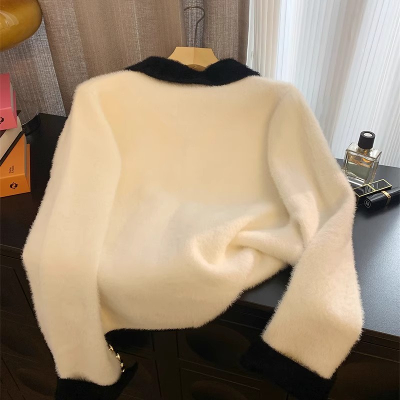 Xiaoxiangfeng mink velvet sweater jacket for women in autumn and winter. Loose and slimming short top with small gold buckle design.