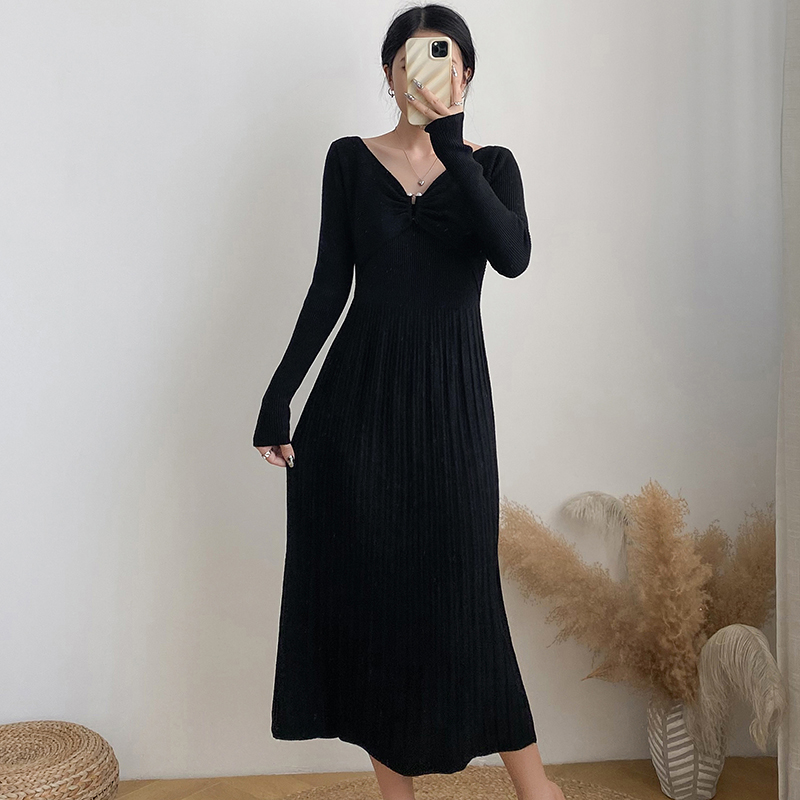 Design niche V-neck pleated long knee-length knitted sweater bottoming dress