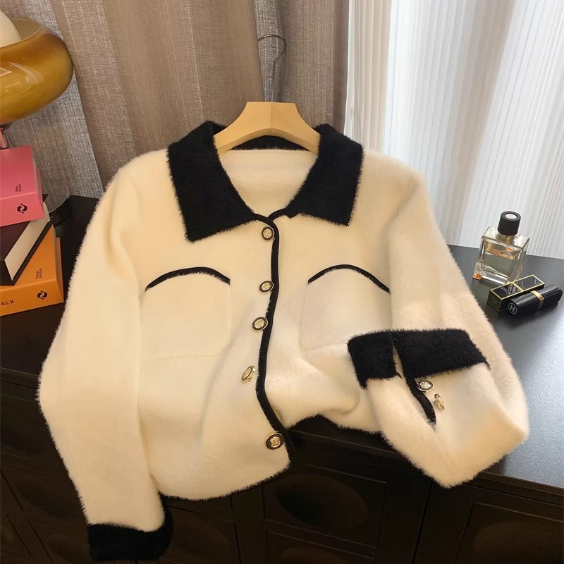 Xiaoxiangfeng mink velvet sweater jacket for women in autumn and winter. Loose and slimming short top with small gold buckle design.