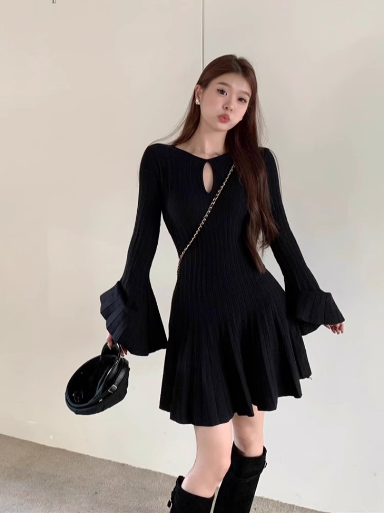 Hollow trumpet sleeve knitted dress for women autumn and winter bottoming waist A-line skirt slimming black pleated short skirt