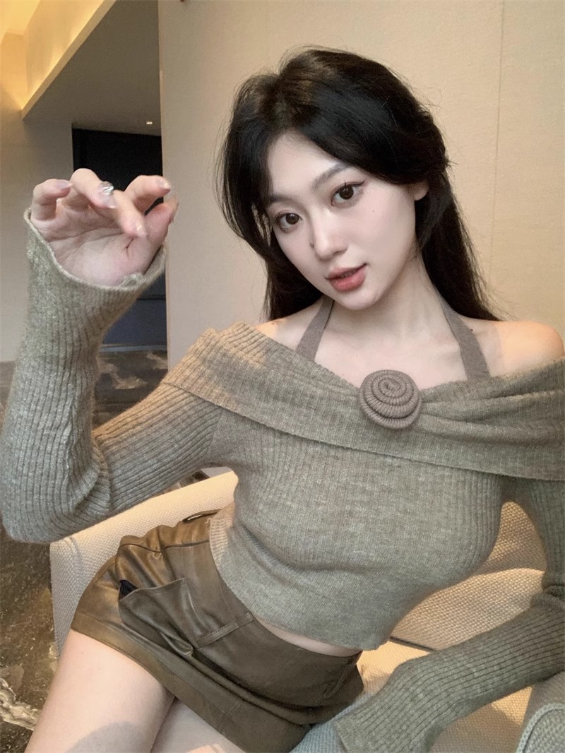 One-shoulder halterneck sweater for women in autumn long-sleeved slim sweater top with three-dimensional flower short bottoming shirt