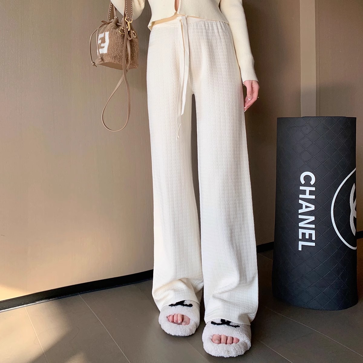 A large number of Tmall quality white high-waisted knitted wide-leg pants for women, loose and drapey, slim and floor-length casual pants