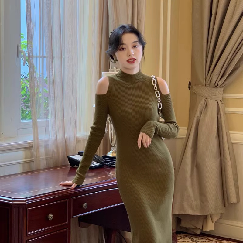 Half turtleneck off-shoulder knitted dress for women in fall and winter, elegant and elegant slim fit mid-length inner bottoming sweater skirt