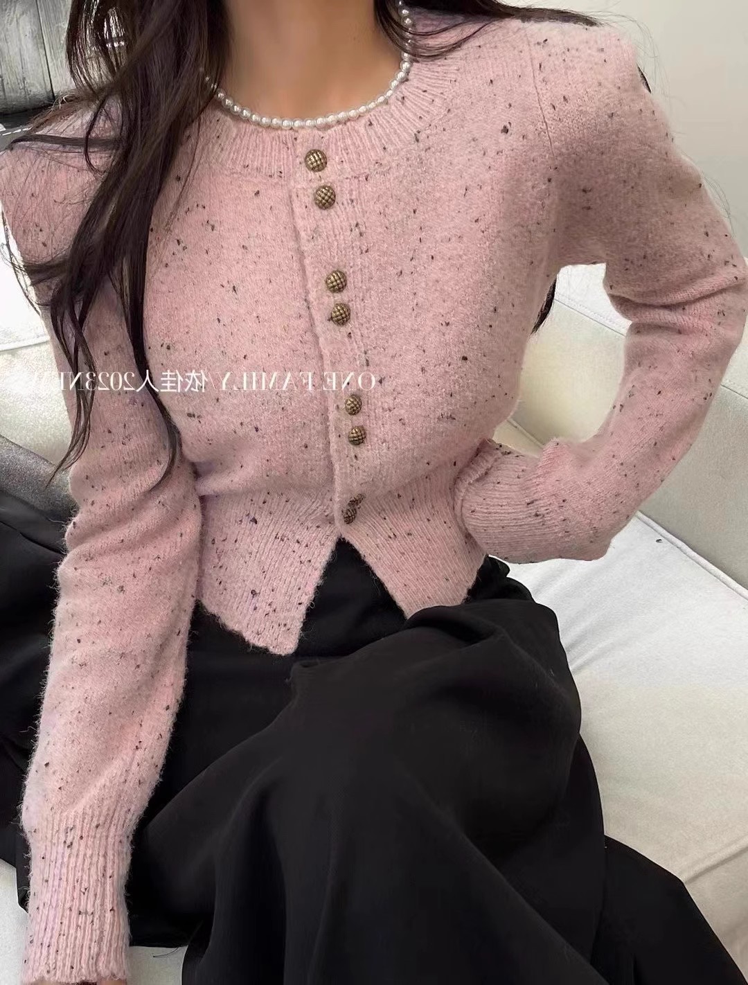 Live Broadcast Quality Thirteen Rows Round Neck Buttoned Long Sleeve Shiny Sweater Women Winter