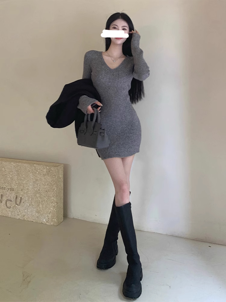 Small knitted long-sleeved dress for women in early autumn 2024 new French style pure lust hot girl hip skirt