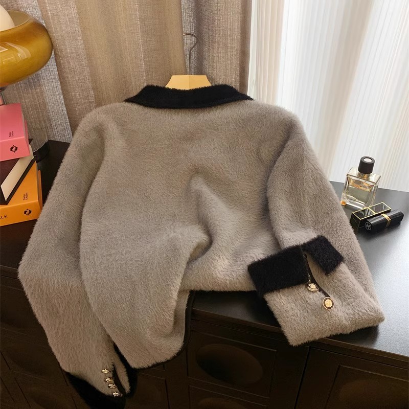 Xiaoxiangfeng mink velvet sweater jacket for women in autumn and winter. Loose and slimming short top with small gold buckle design.