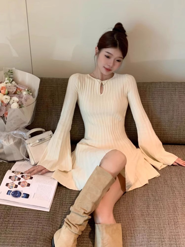 Hollow trumpet sleeve knitted dress for women autumn and winter bottoming waist A-line skirt slimming black pleated short skirt