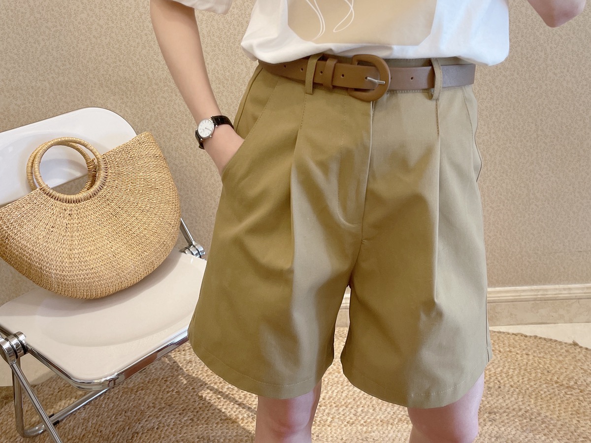 棕色休闲短裤搭配图片