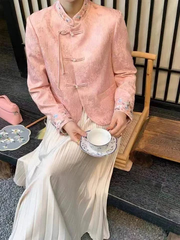 中式女装中国风今年流行爆款小个子洋气粉色肌理感盘扣外套早春