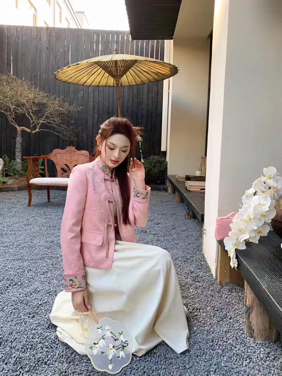 中式女装中国风今年流行爆款小个子洋气粉色肌理感盘扣外套早春
