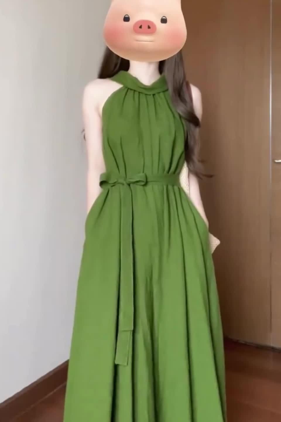 今年流行的漂亮长裙子小众设计绿色挂脖连衣裙夏季连衣裙2024新