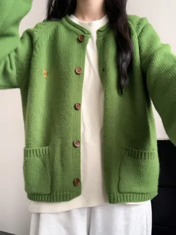 绿色毛衣搭配外套照片图片